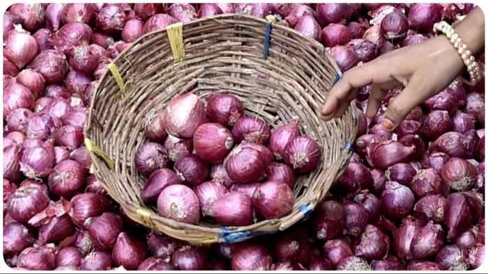 পেঁয়াজের অভ্যন্তরীণ জোগান বাড়াতে ও দাম নিয়ন্ত্রণে আগামী মার্চ পর্যন্ত পেঁয়াজ রফতানি নিষিদ্ধ করেছে কেন্দ্র সরকার।