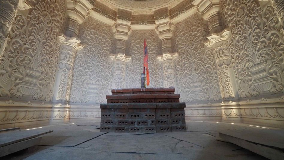 প্রায় প্রস্তুত অযোধ্যা রাম মন্দিরের গর্ভগৃহ, ছবি শেয়ার রাম জন্মভূমি ট্রাস্টের; দেখুন প্রায় প্রস্তুত অযোধ্যা রাম মন্দিরের গর্ভগৃহ, ছবি শেয়ার রাম জন্মভূমি ট্রাস্টের; দেখুন