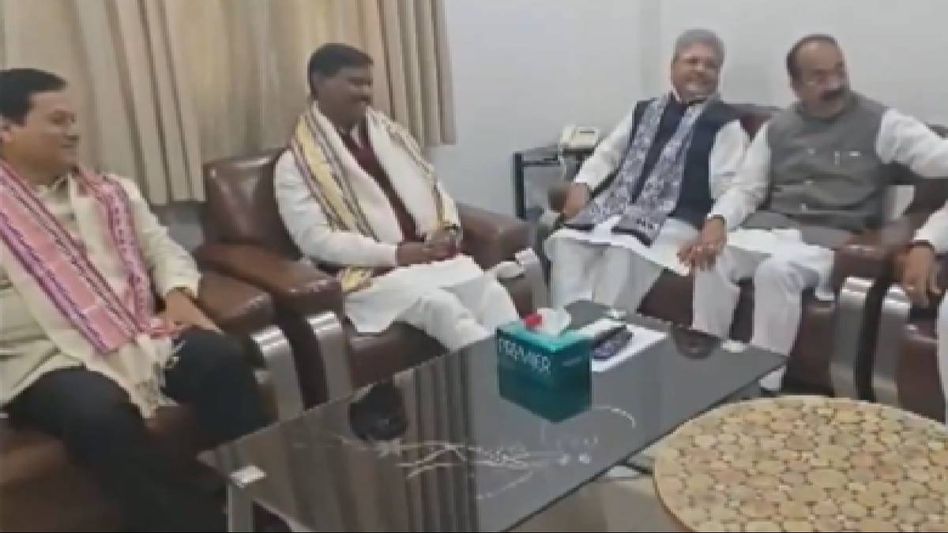 BJP observers Arjun Munda, Sarbananda Sonowal reach Raipur amid suspense over party's CM candidate in Chhattisgarh BJP observers Arjun Munda, Sarbananda Sonowal reach Raipur amid suspense over party's CM candidate in Chhattisgarh