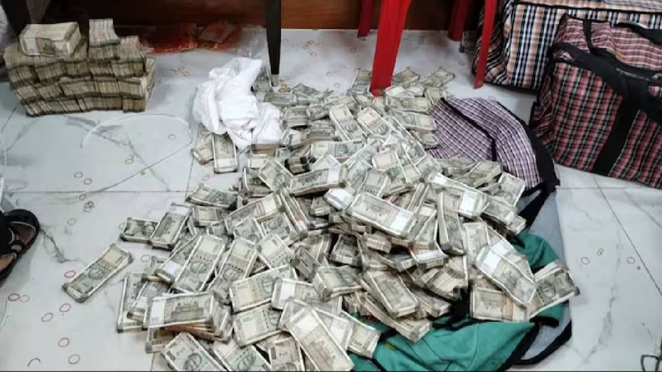 Record Rs 351 crore seized in Congress MP's premises during raids Record Rs 351 crore seized in Congress MP's premises during raids