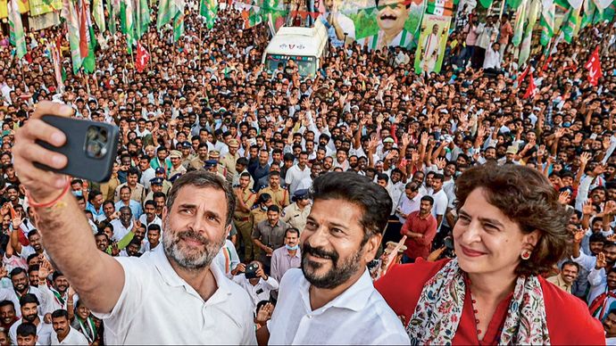 दक्षिण की लहर: राहुल और प्रियंका गांधी के साथ तेलंगाना प्रदेश कांग्रेस प्रमुख रेवंत रेड्डी 28 नवंबर को मलकाजगिरि में एक चुनावी रोडशो के दौरान