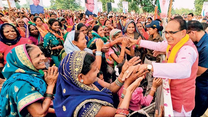 लाडली बहना मंडला में 10 नवंबर को चुनाव प्रचार के दौरान महिलाओं से मिलते शिवराज सिंह चौहान