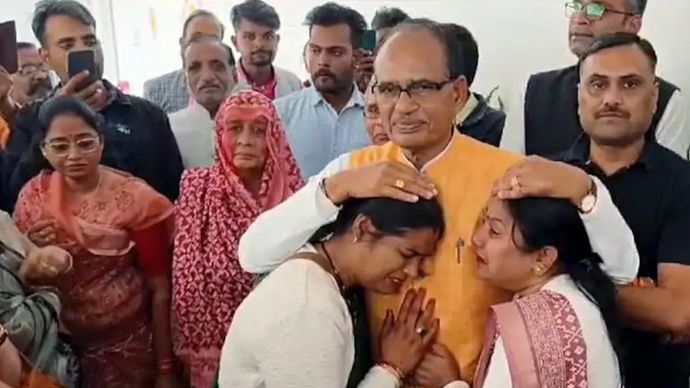 मध्य प्रदेश के निवर्तमान मुख्यमंत्री शिवराज सिंह चौहान मध्य प्रदेश के निवर्तमान मुख्यमंत्री शिवराज सिंह चौहान