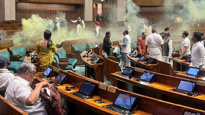 संसद के शीतकालीन सत्र के आठवें दिन संसद की सुरक्षा में सेंध लगी है संसद के शीतकालीन सत्र के आठवें दिन संसद की सुरक्षा में सेंध लगी है