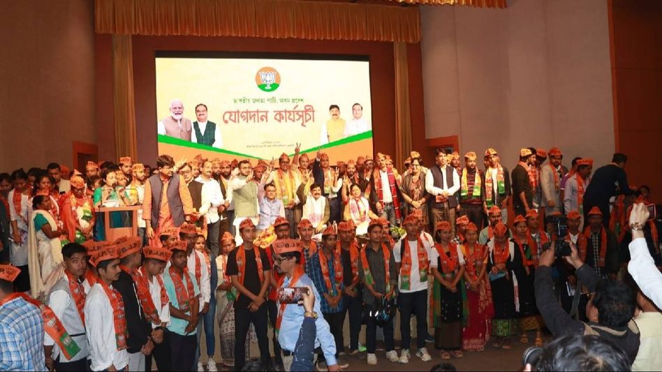 Assam: 300 former AASU workers join BJP in mega joining programme in party head office Assam: 300 former AASU workers join BJP in mega joining programme in party head office