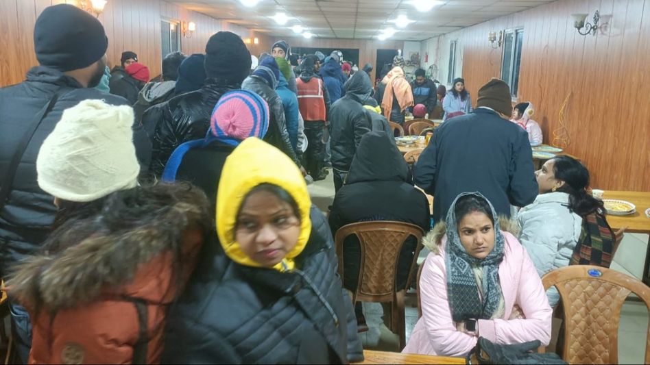 Sikkim: 261 tourist vehicles, 38 bikers stranded in snow Sikkim: 261 tourist vehicles, 38 bikers stranded in snow