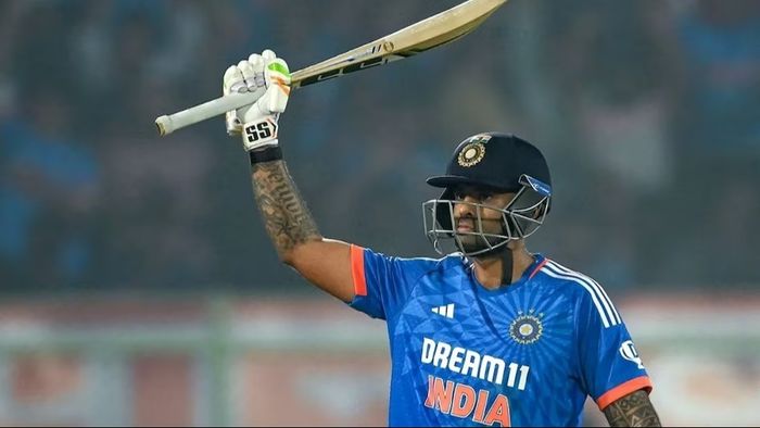 কেরিয়ারের চতুর্থ সেঞ্চুরি সূর্যকুমার যাদবের