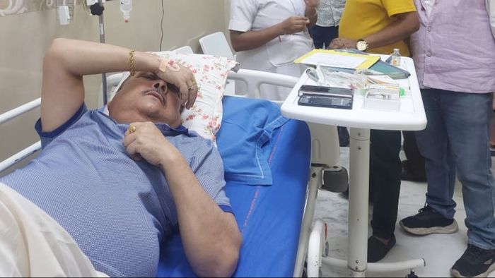 মদন মিত্রের বাঁ কাঁধে অপারেশন