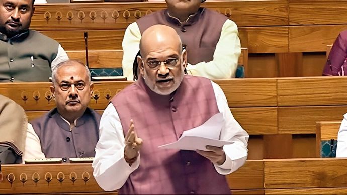 केंद्रीय गृहमंत्री अमित शाह लोकसभा में जम्मू-कश्मीर से जुड़े विधेयक पेश करते हुए