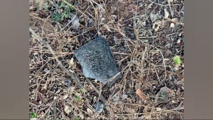 উদ্ধার পোড়া মোবাইলের অংশ।