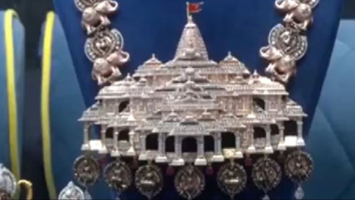 রাম মন্দিরের আদলে নেকলেস।