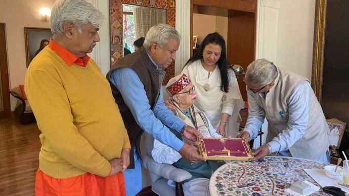 बीजेपी के सीनियर नेता लाल कृष्ण आडवाणी और डॉ. मुरली मनोहर जोशी को राम मंदिर प्राण प्रतिष्ठा का निमंत्रण मिल चुका है