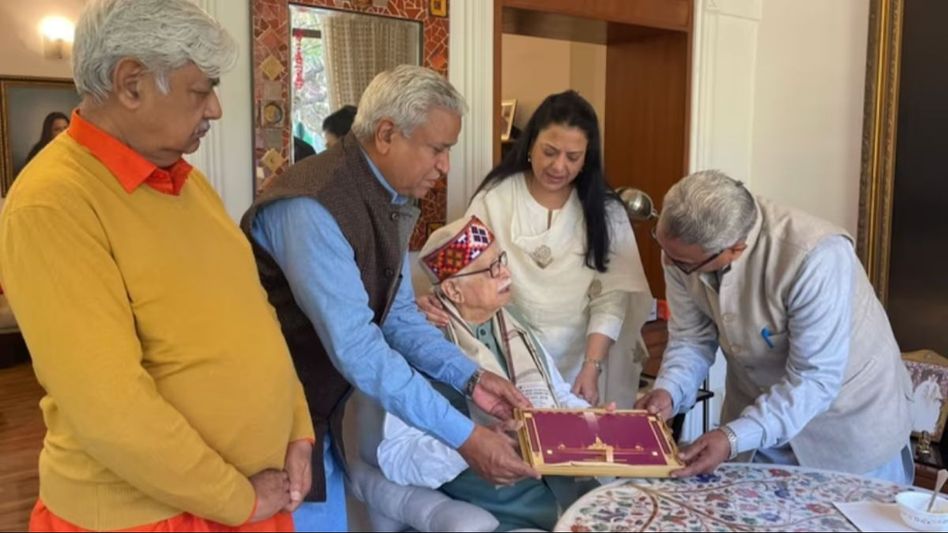 लाल कृष्ण आडवाणी को राम मंदिर प्राण प्रतिष्ठा का निमंत्रण देते VHP नेता लाल कृष्ण आडवाणी को राम मंदिर प्राण प्रतिष्ठा का निमंत्रण देते VHP नेता