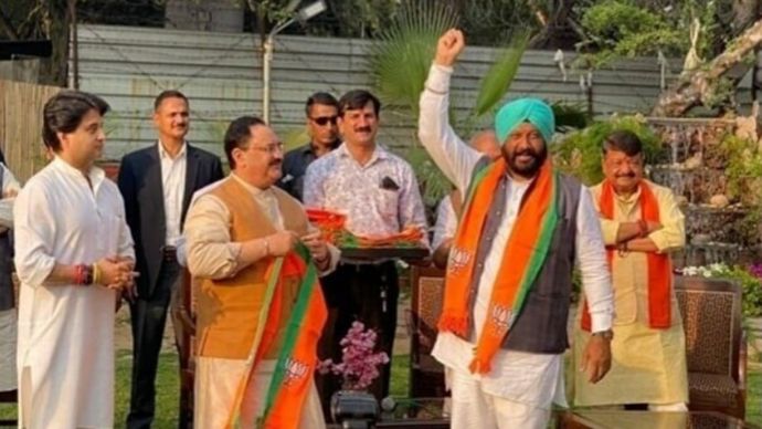 भाजपा नेताओं के साथ ज्योतिरादित्य सिंधिया और उनके समर्थक (प्रतीकात्मक फोटो)