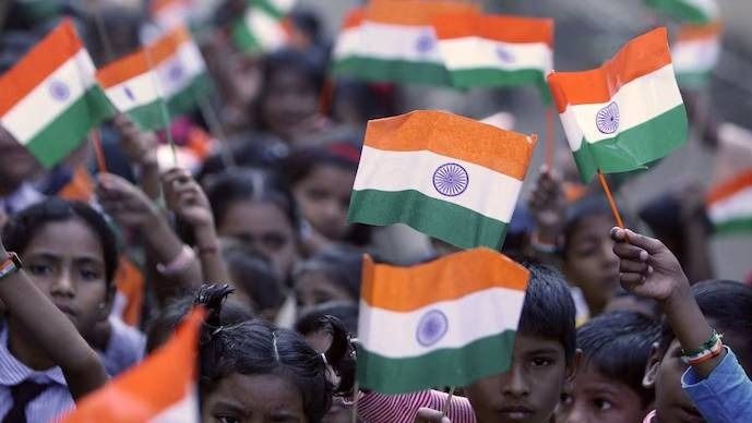 हाथ में तिरंगा लिए हुए बच्चे