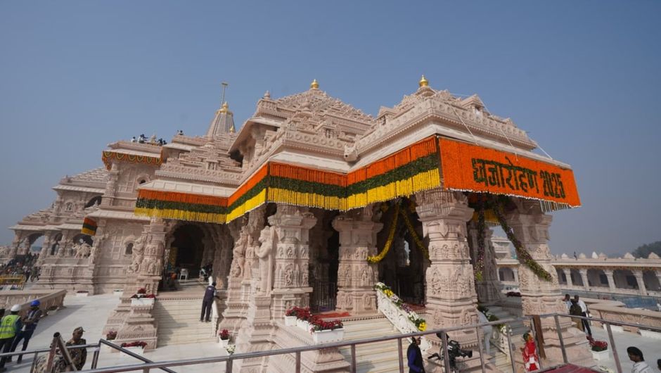 ध्वजारोहण के लिए तैयार राम मंदिर