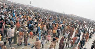 सिमरिया में स्नान करते श्रद्धालु