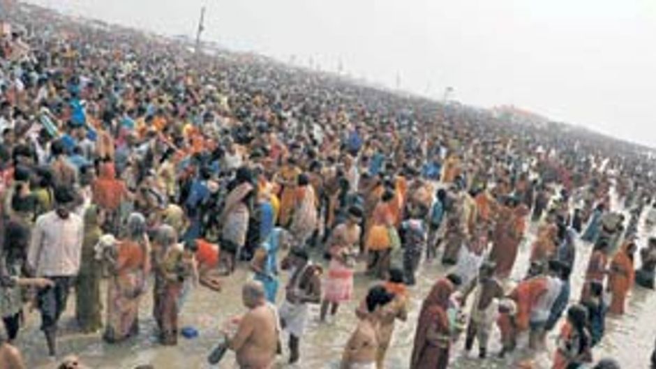 सिमरिया में स्नान करते श्रद्धालु