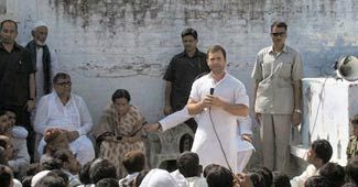 हमीरपुर में चुनावी चौपाल में राहुल गांधी और रीता बहुगुणा-जोशी के साथ केशव बाबू शिवहरे