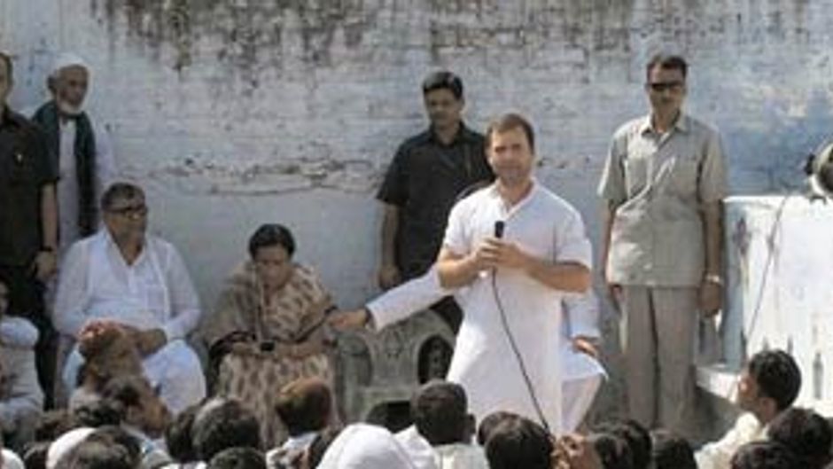 हमीरपुर में चुनावी चौपाल में राहुल गांधी और रीता बहुगुणा-जोशी के साथ केशव बाबू शिवहरे
