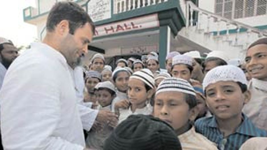 वोट पर नजरः दारुल उर्लूम में राहुल गांधी