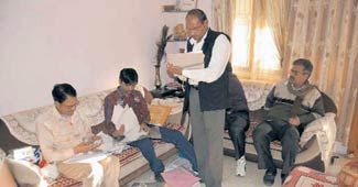 जांच करते अधिकारी