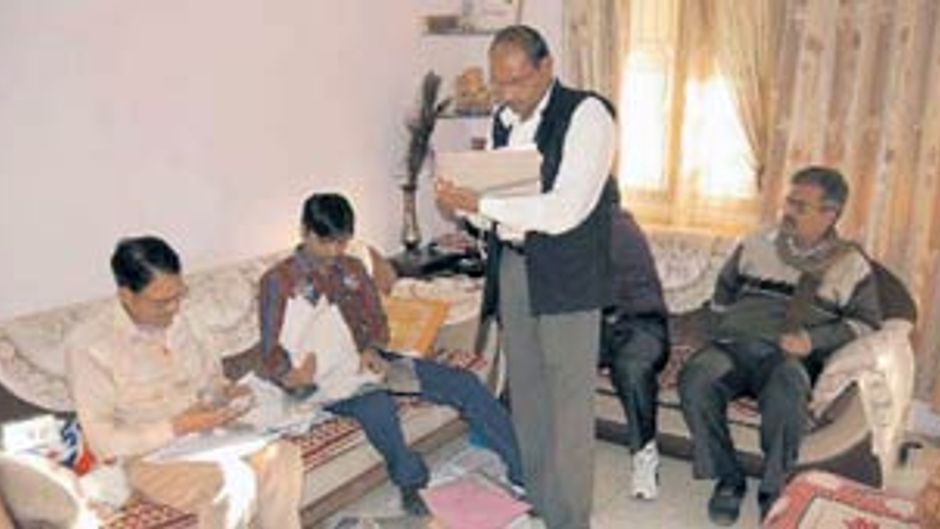 जांच करते अधिकारी