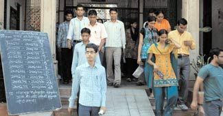 पटवारी के लिए जयपुर के एक परीक्षा केंद्र से बाहर आते अभ्यर्थी