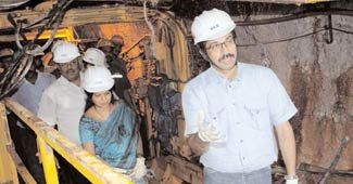 टनल का निरीक्षण करते उद्धव ठाकरे