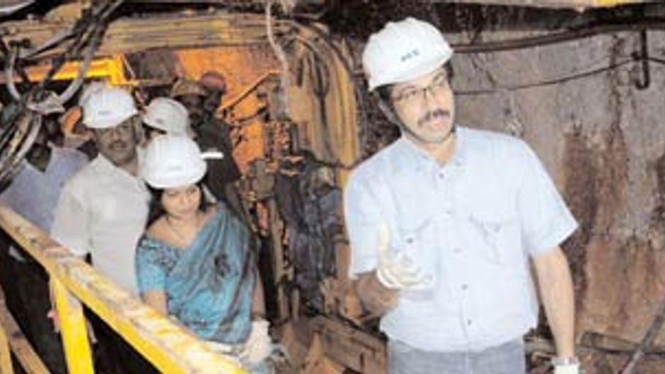 टनल का निरीक्षण करते उद्धव ठाकरे