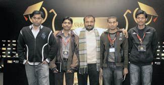 मेधावी छात्रों के साथ आनंद कुमार (बीच में)