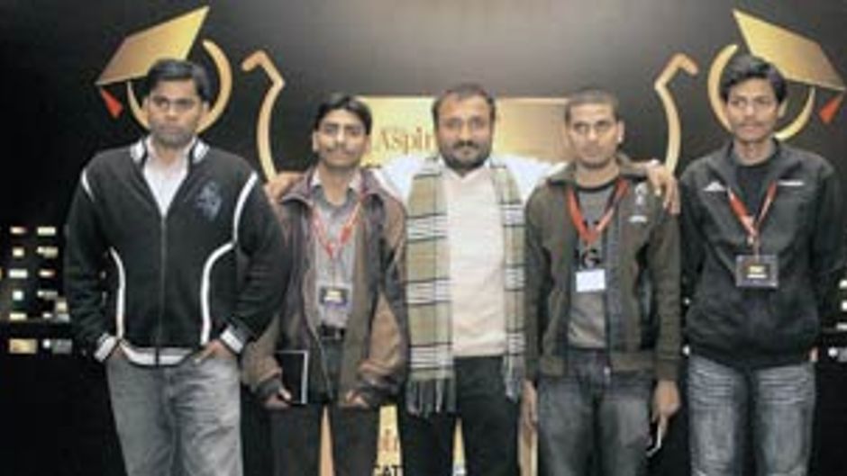 मेधावी छात्रों के साथ आनंद कुमार (बीच में)