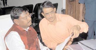 मुख्यमंत्री अर्जुन मुंडा के साथ गौतम
