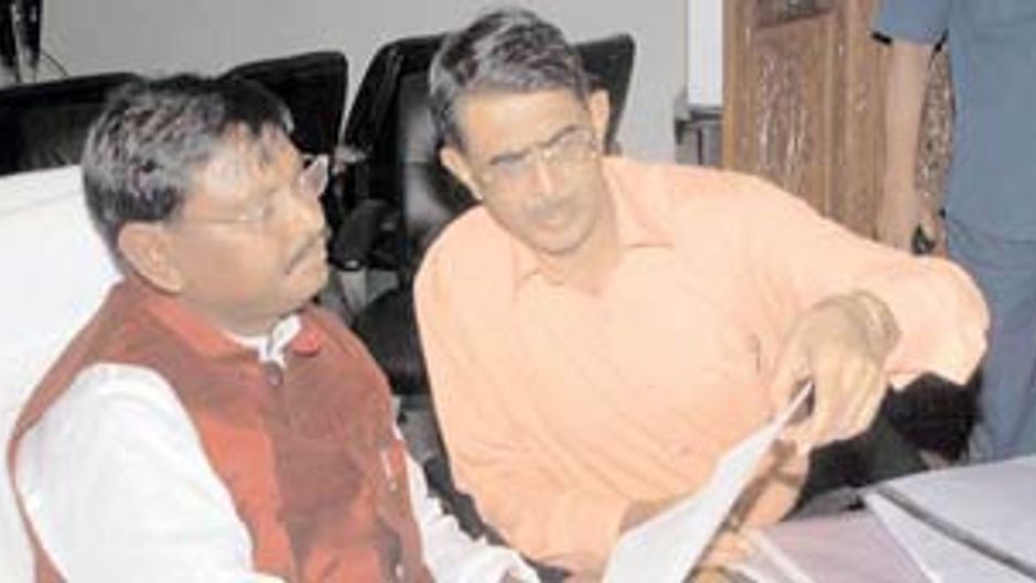 मुख्यमंत्री अर्जुन मुंडा के साथ गौतम