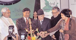 नेपाल के प्रधानमंत्री बाबूराम भट्टराई. साथ में नीतीश कुमार (एकदम बाएं)