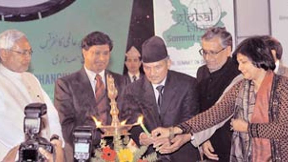 नेपाल के प्रधानमंत्री बाबूराम भट्टराई. साथ में नीतीश कुमार (एकदम बाएं)
