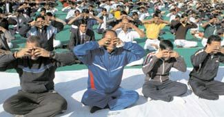 छात्रों के साथ सूर्यनमस्कार करते चौहान