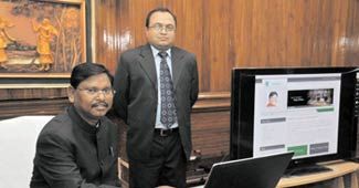 अपनी वेबसाइट का उद्घाटन करते अर्जुन मुंडा