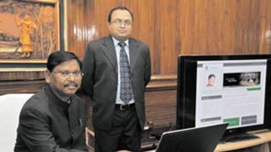 अपनी वेबसाइट का उद्घाटन करते अर्जुन मुंडा