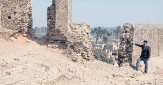 टूटी दीवारें दिखाते सामाजिक कार्यकर्ता प्रवीण मेहन