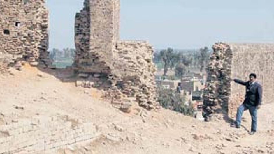 टूटी दीवारें दिखाते सामाजिक कार्यकर्ता प्रवीण मेहन