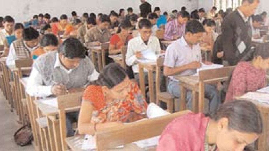 उज्जैन के माधव कला एवं वाणिज्य कॉलेज में परीक्षा देते छात्र