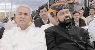 बुरे फंसे मालवीय (दाएं)