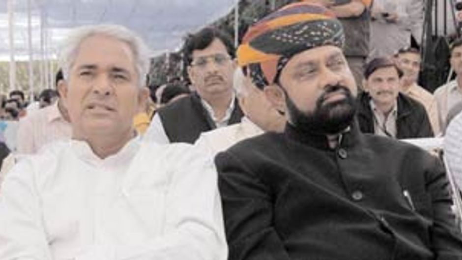 बुरे फंसे मालवीय (दाएं)