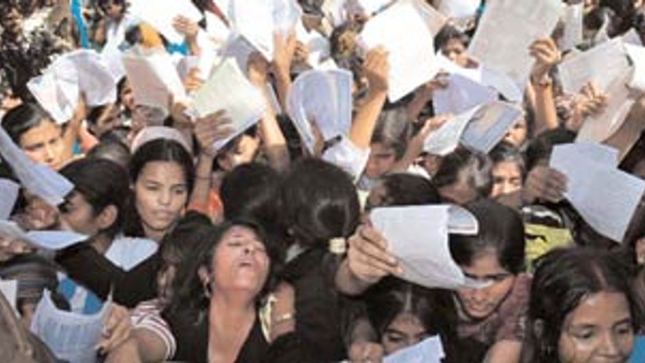 इलाहाबाद के सेवायोजन कार्यालय में पंजीकरण कराने के लिए बेताब युवतियां