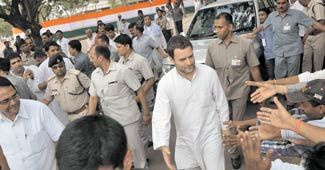 कार्यकर्ताओं से रू-ब-रू होते कांग्रेस महासचिव राहुल गांधी