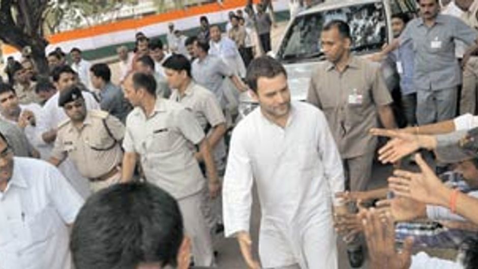 कार्यकर्ताओं से रू-ब-रू होते कांग्रेस महासचिव राहुल गांधी