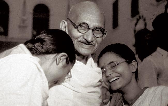 1947 में दिल्ली में मनुबेन (बाएं) और आभा के साथ गांधी