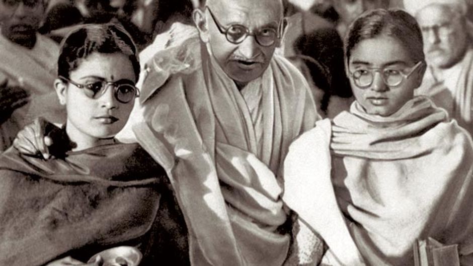 1948 में मनुबेन (दाएं) और आभा के साथ महात्मा गांधी