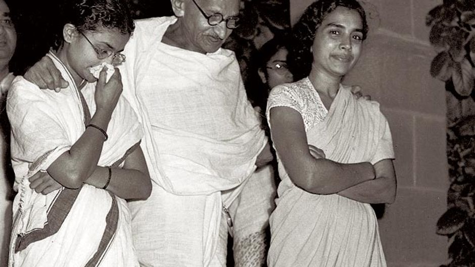 1947 में दिल्ली के बिरला हाउस में आभा (बाएं) और डॉ. सुशीला नय्यर के साथ गांधी